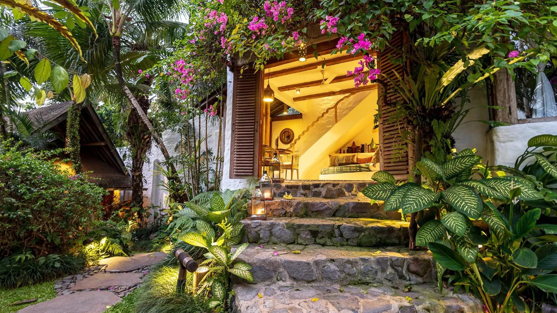 Stone House Hotel Ubud  0*, Ubud (Bali)